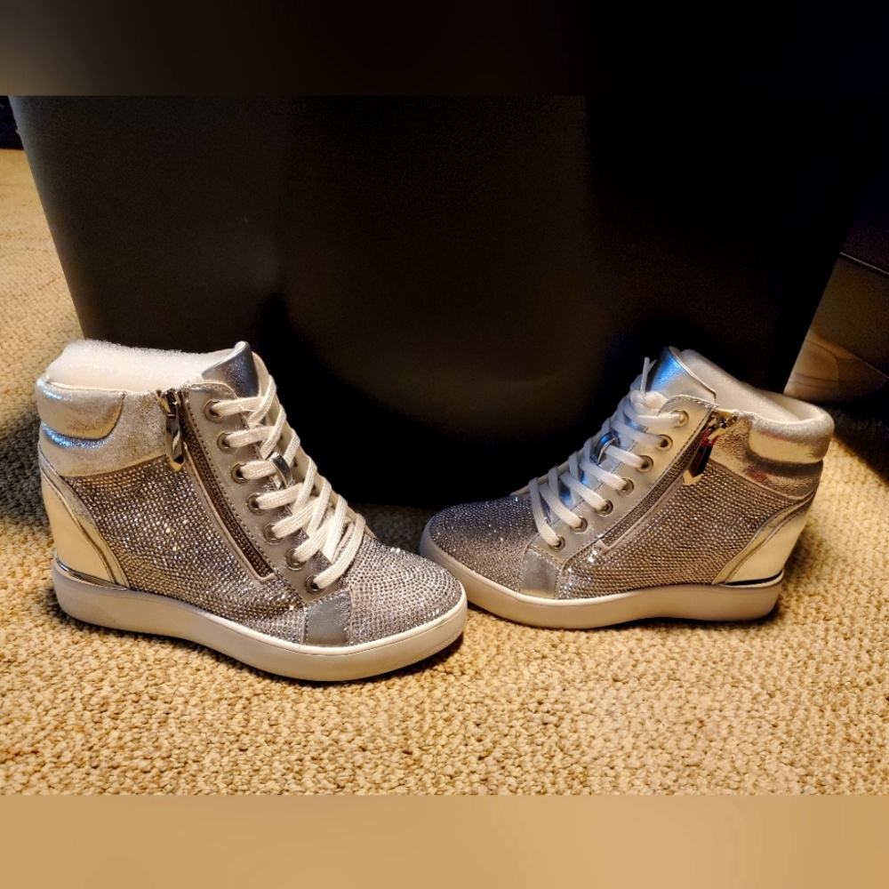 Sparkling platform shoe